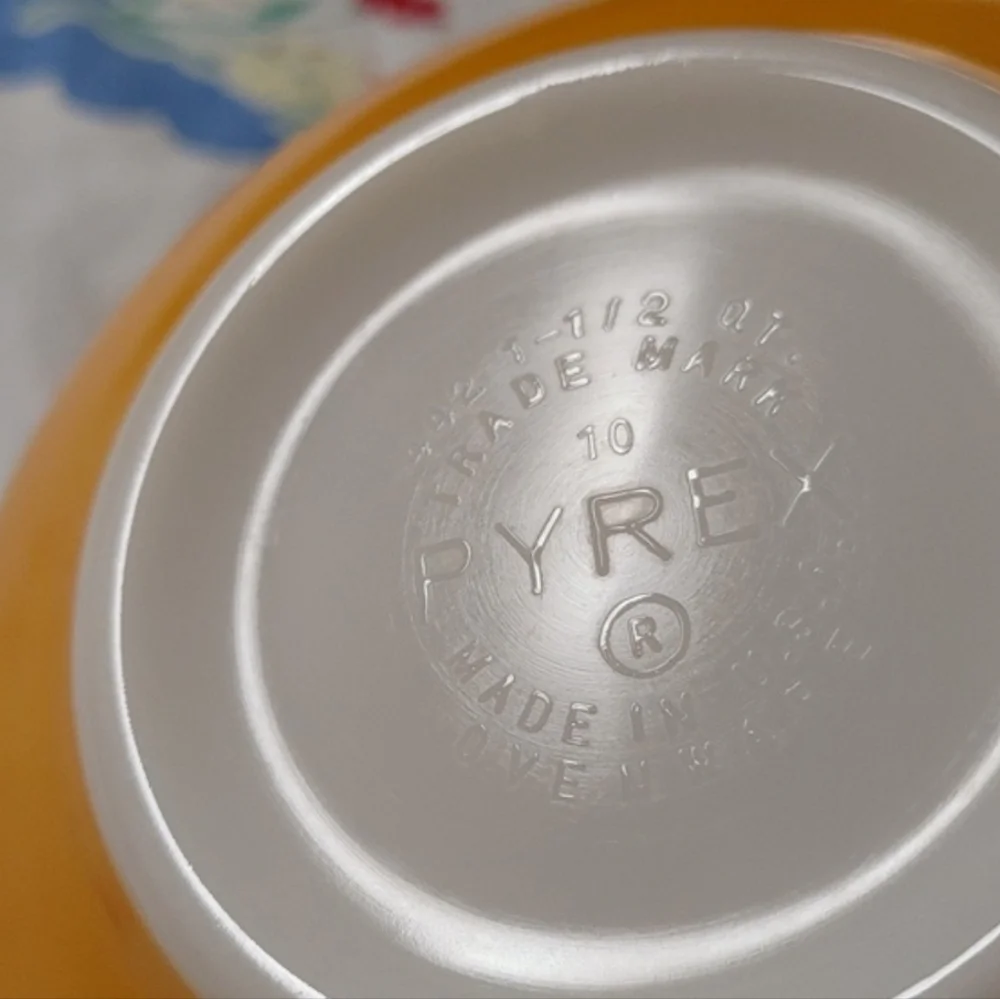 4 Vintage Cinderella Pyrex Stacking Bowls with Spouts